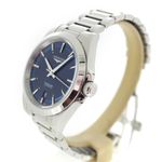 Longines Conquest L37204926 (2025) - Blue dial 38 mm Steel case (5/7)