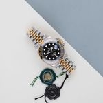 Rolex GMT-Master II 126713GRNR (2026) - Black dial 40 mm Gold/Steel case (2/8)