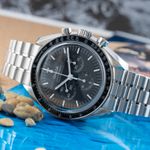 Omega Speedmaster Professional Moonwatch 310.30.42.50.01.002 (Unknown (random serial)) - Black dial 42 mm Steel case (2/8)