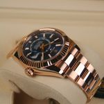 Rolex Sky-Dweller 336935 (2024) - Blue dial 42 mm Rose Gold case (3/7)