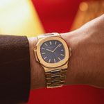 Patek Philippe Nautilus 3700/1J (1979) - Blue dial 42 mm Yellow Gold case (2/8)