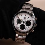 Omega Speedmaster Date 323.30.40.40.04.001 (2010) - White dial 40 mm Steel case (1/8)