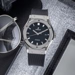 Hublot Classic Fusion 542.NX.1171.RX (2018) - Zwart wijzerplaat 42mm Titanium (1/8)