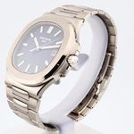 Patek Philippe Nautilus 5811/1G-001 (2022) - Blue dial 41 mm White Gold case (2/8)