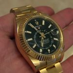 Rolex Sky-Dweller 326938 (2021) - Zwart wijzerplaat 42mm Geelgoud (2/3)
