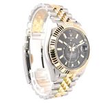 Rolex Sky-Dweller 336933 (2023) - Black dial 42 mm Gold/Steel case (4/8)