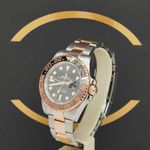 Rolex GMT-Master II 126711CHNR (2022) - Black dial 40 mm Gold/Steel case (2/6)