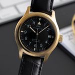 IWC Pilot Mark IW324103 (Unknown (random serial)) - Black dial 36 mm Yellow Gold case (3/8)