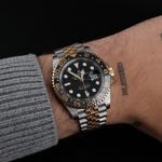 Rolex GMT-Master II 126713GRNR (2024) - Black dial 40 mm Gold/Steel case (2/8)