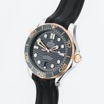 Omega Seamaster Diver 300 M 210.20.42.20.01.002 (2021) - Black dial 42 mm Gold/Steel case (2/8)