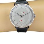 NOMOS Metro Datum Gangreserve 1101 (2024) - Zilver wijzerplaat 37mm Staal (2/8)