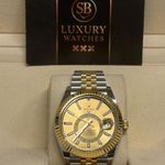 Rolex Sky-Dweller 336933 (2026) - Champagne dial 42 mm Gold/Steel case (2/2)