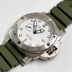 Panerai Submersible PAM01595 (2025) - White dial 44 mm Steel case (2/6)