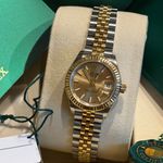 Rolex Lady-Datejust 279173 (2025) - Champagne wijzerplaat 28mm Goud/Staal (3/5)