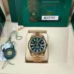 Rolex Sky-Dweller 336938 (2025) - Green dial 42 mm Yellow Gold case (4/7)