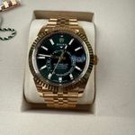 Rolex Sky-Dweller 336938 (2025) - Green dial 42 mm Yellow Gold case (3/7)
