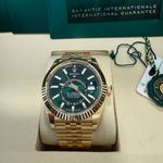 Rolex Sky-Dweller 336938 (2025) - Green dial 42 mm Yellow Gold case (2/7)
