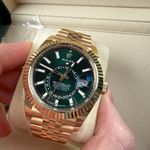Rolex Sky-Dweller 336938 (2025) - Green dial 42 mm Yellow Gold case (5/7)