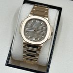 Patek Philippe Nautilus 7118/1R-010 (2024) - Goud wijzerplaat 35mm Roségoud (2/8)