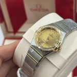 Omega Constellation Quartz 131.25.25.60.58.001 (2023) - Geel wijzerplaat 25mm Goud/Staal (4/8)