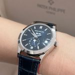Patek Philippe Annual Calendar 5396G-017 (2024) - Blauw wijzerplaat 39mm Witgoud (4/8)