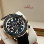 Omega Seamaster Diver 300 M 210.62.44.51.01.001 (2023) - Black dial 44 mm Rose Gold case (5/8)