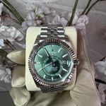 Rolex Sky-Dweller 336934 (2024) - Groen wijzerplaat 42mm Goud/Staal (1/1)