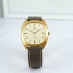 IWC Vintage 2570 (1973) - Silver dial 36 mm Yellow Gold case (2/5)