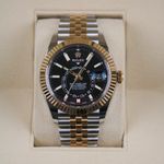 Rolex Sky-Dweller 326933 (2021) - Black dial 42 mm Gold/Steel case (1/8)
