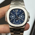 Patek Philippe Nautilus 5740/1G-001 (2023) - Blauw wijzerplaat 40mm Witgoud (8/8)