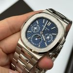 Patek Philippe Nautilus 5740/1G-001 (2023) - Blauw wijzerplaat 40mm Witgoud (2/8)