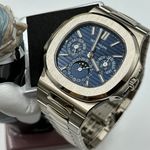 Patek Philippe Nautilus 5740/1G-001 (2023) - Blue dial 40 mm White Gold case (1/8)