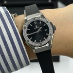 Hublot Classic Fusion Quartz 581.NX.1470.RX.1104 (2024) - Black dial 33 mm Titanium case (8/8)