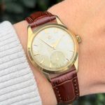 Omega Seamaster 2672 (1950) - Champagne dial 33 mm Yellow Gold case (2/8)