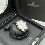 Hublot Classic Fusion 542.nx.2611.rx (2024) - Silver dial 42 mm Titanium case (5/8)