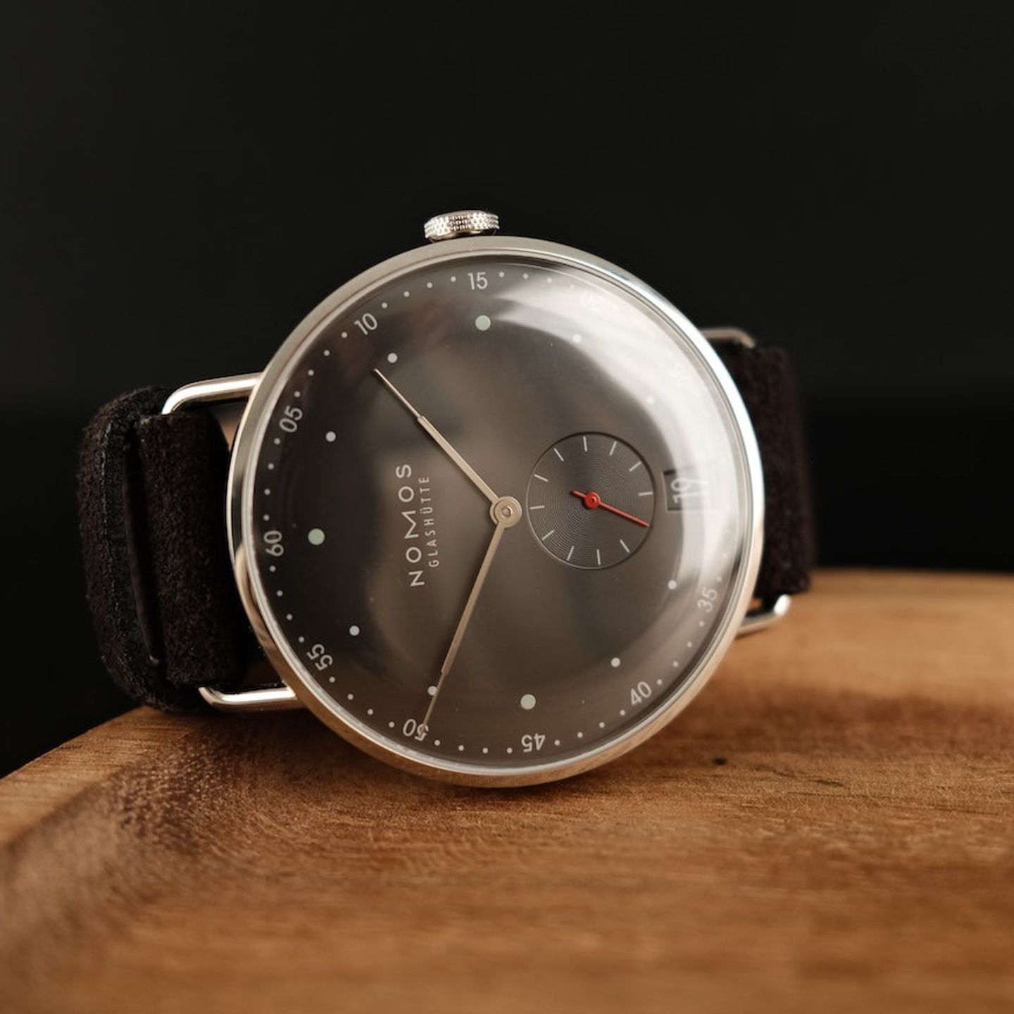 NOMOS Metro 38 Datum 1103 (2024) - Grijs wijzerplaat 39mm Staal (1/8)