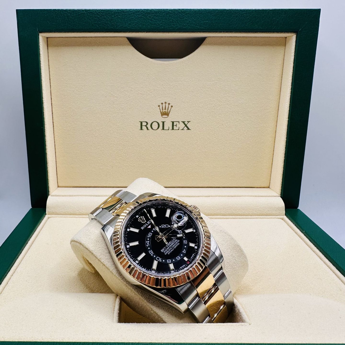 Rolex Sky-Dweller 336933 (2020) - Black dial 42 mm Gold/Steel case (5/6)
