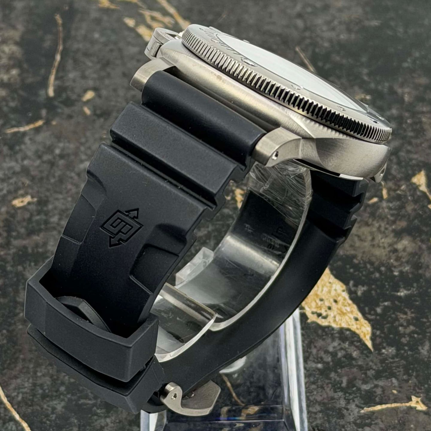 Panerai Submersible PAM01596 (2026) - Black dial 44 mm Steel case (8/8)