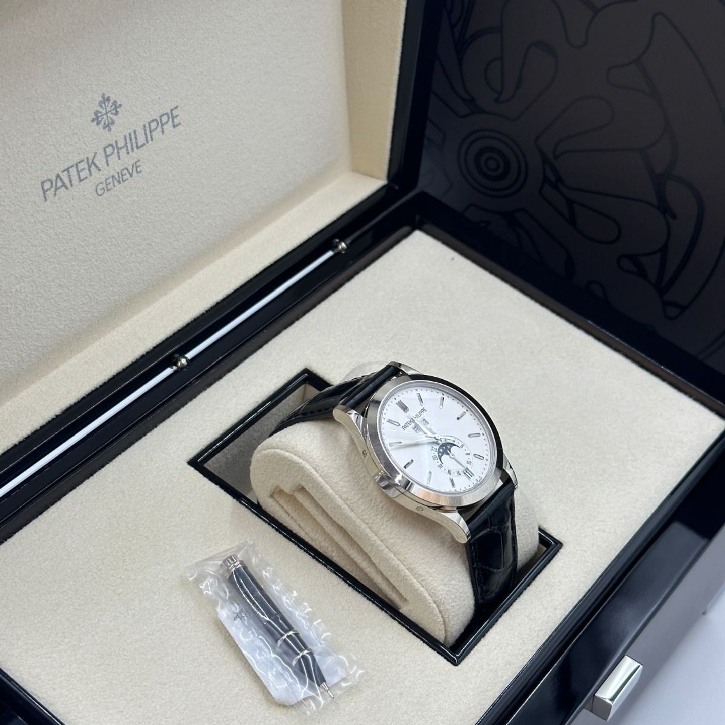 Patek Philippe Annual Calendar 5396G-011 (2024) - Silver dial 38 mm White Gold case (3/8)