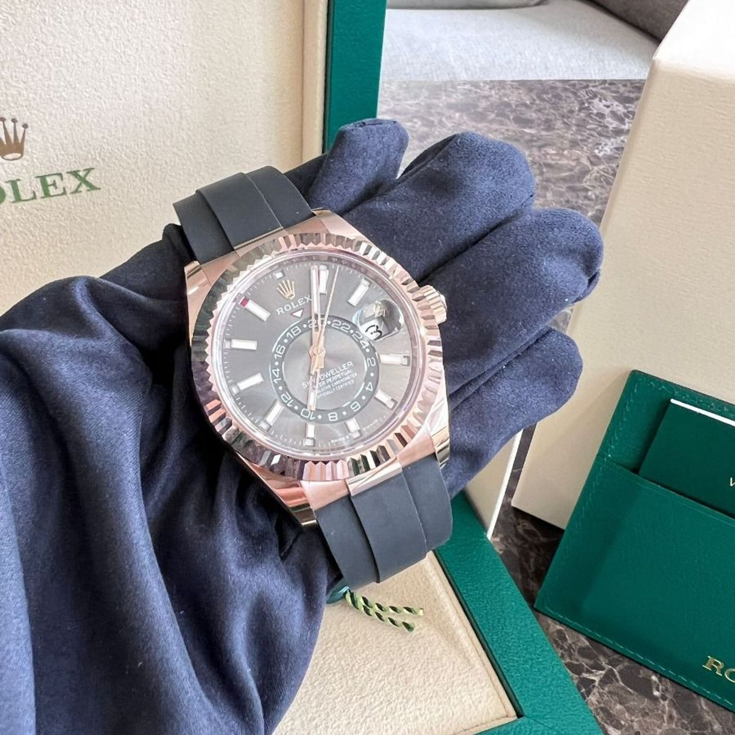 Rolex Sky-Dweller 336235 (2024) - Grey dial 42 mm Rose Gold case (7/8)