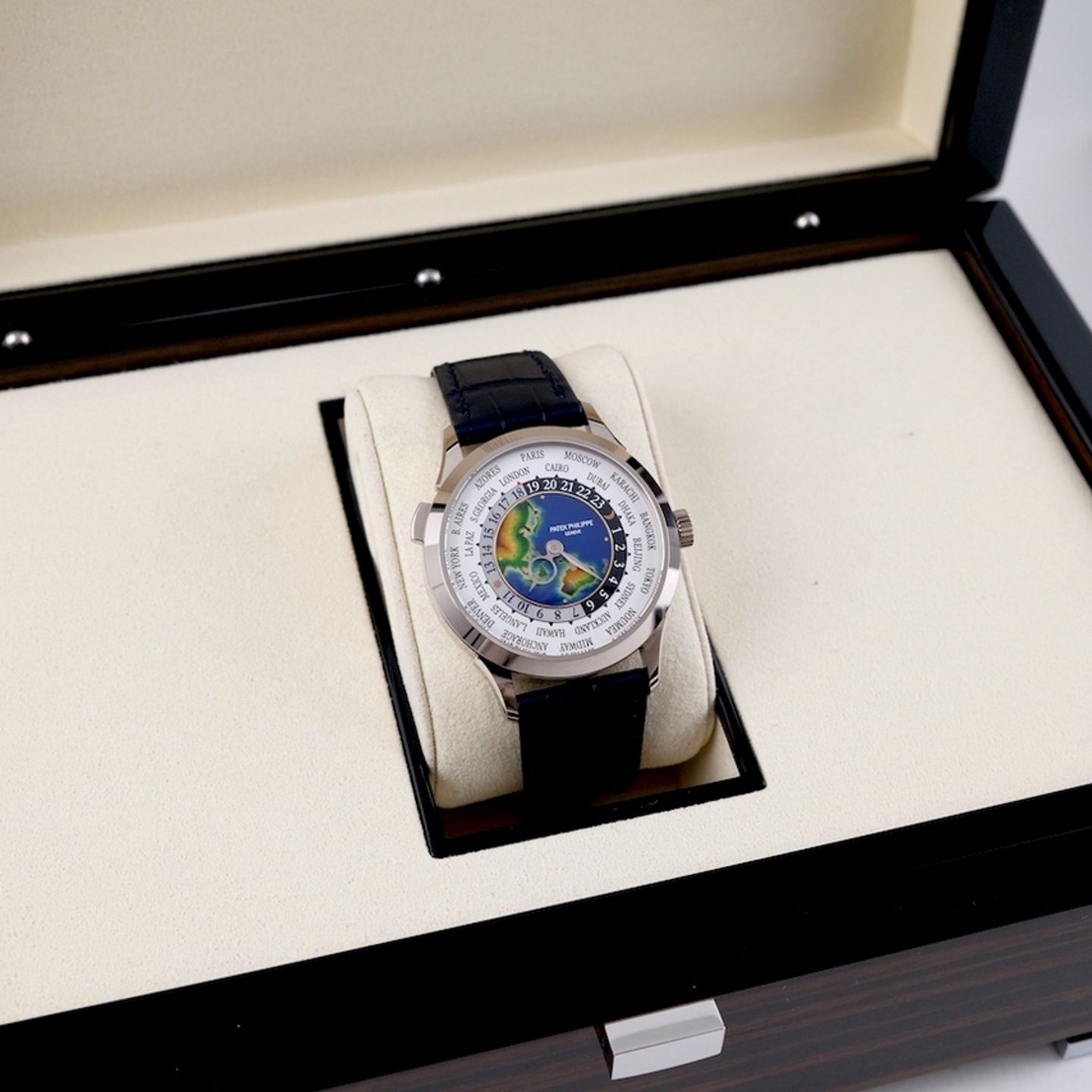 Patek Philippe World Time 5231G-001 (2025) - Meerkleurig wijzerplaat 39mm Witgoud (2/8)