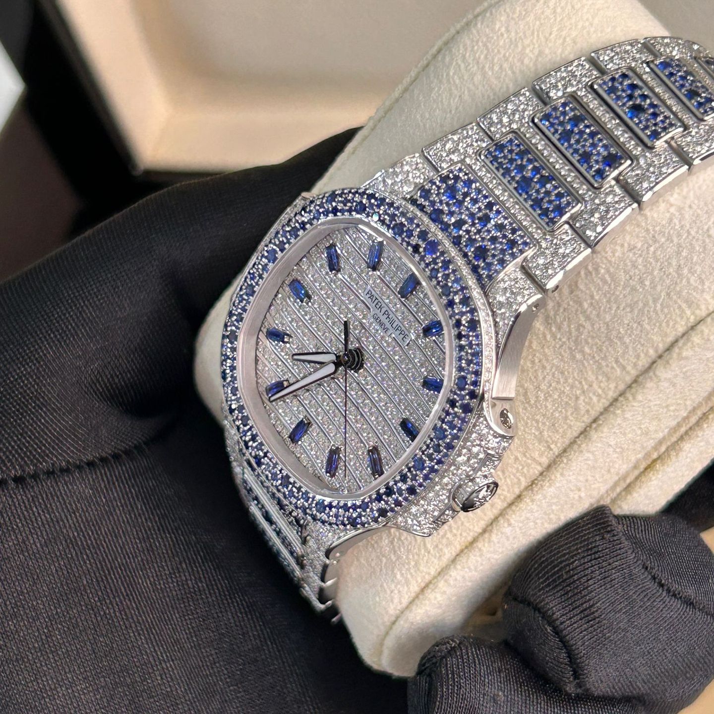 Patek Philippe Nautilus 7118/1451G-001 (2025) - White dial 35 mm White Gold case (7/8)