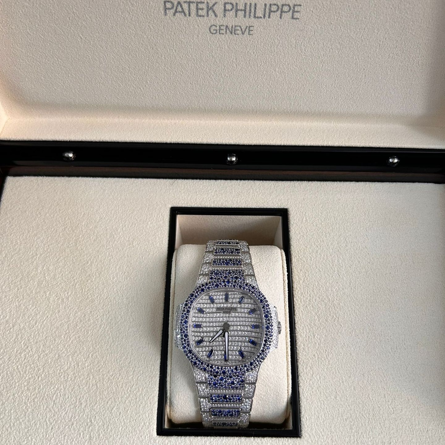 Patek Philippe Nautilus 7118/1451G-001 (2025) - White dial 35 mm White Gold case (4/8)