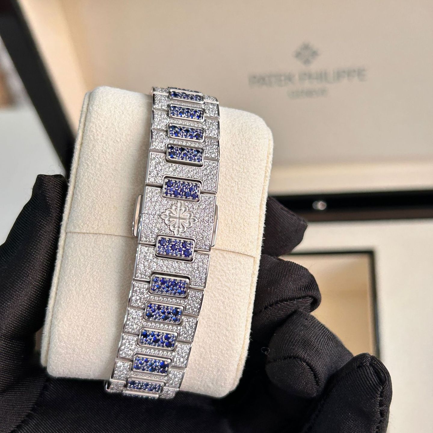 Patek Philippe Nautilus 7118/1451G-001 (2025) - White dial 35 mm White Gold case (6/8)