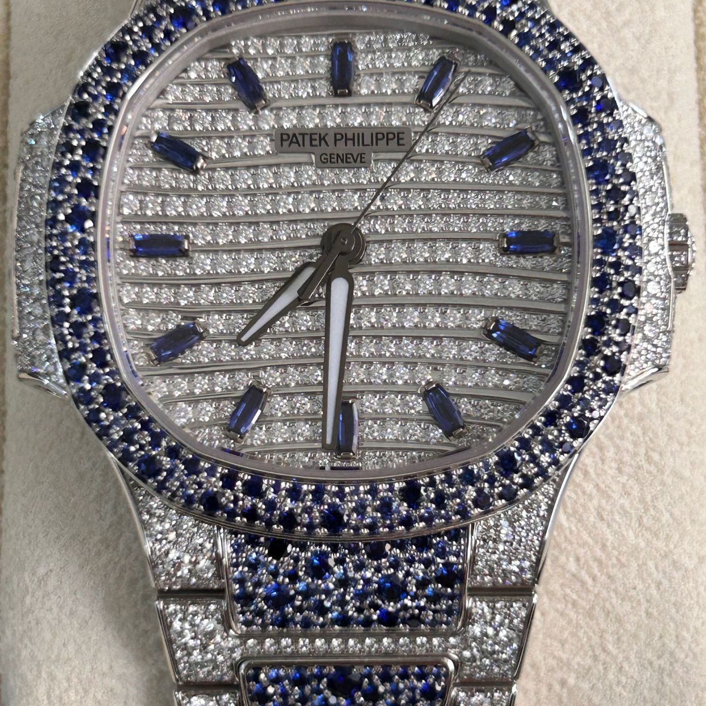 Patek Philippe Nautilus 7118/1451G-001 (2025) - White dial 35 mm White Gold case (3/8)