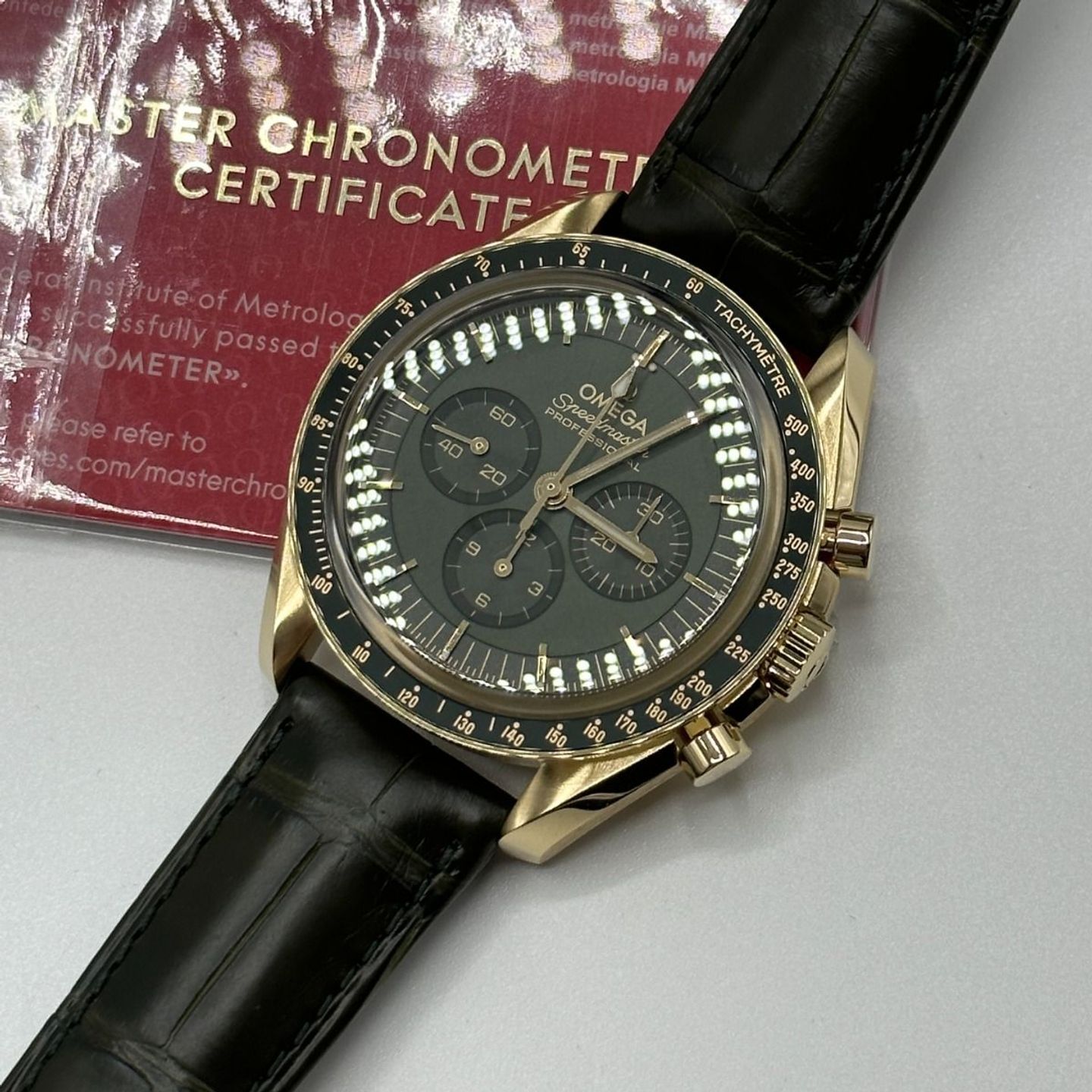 Omega Speedmaster Professional Moonwatch 310.63.42.50.10.001 (2024) - Groen wijzerplaat 42mm Geelgoud (2/6)