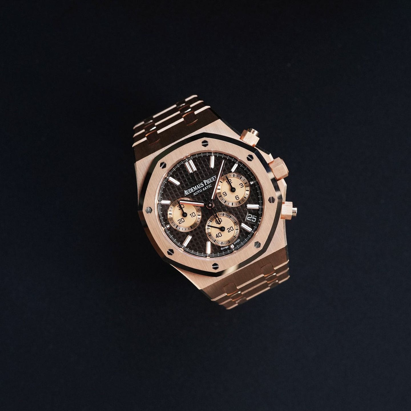 Audemars Piguet Royal Oak Chronograph 26239OR.OO.1220OR.02 (2021) - Brown dial 41 mm Rose Gold case (3/7)