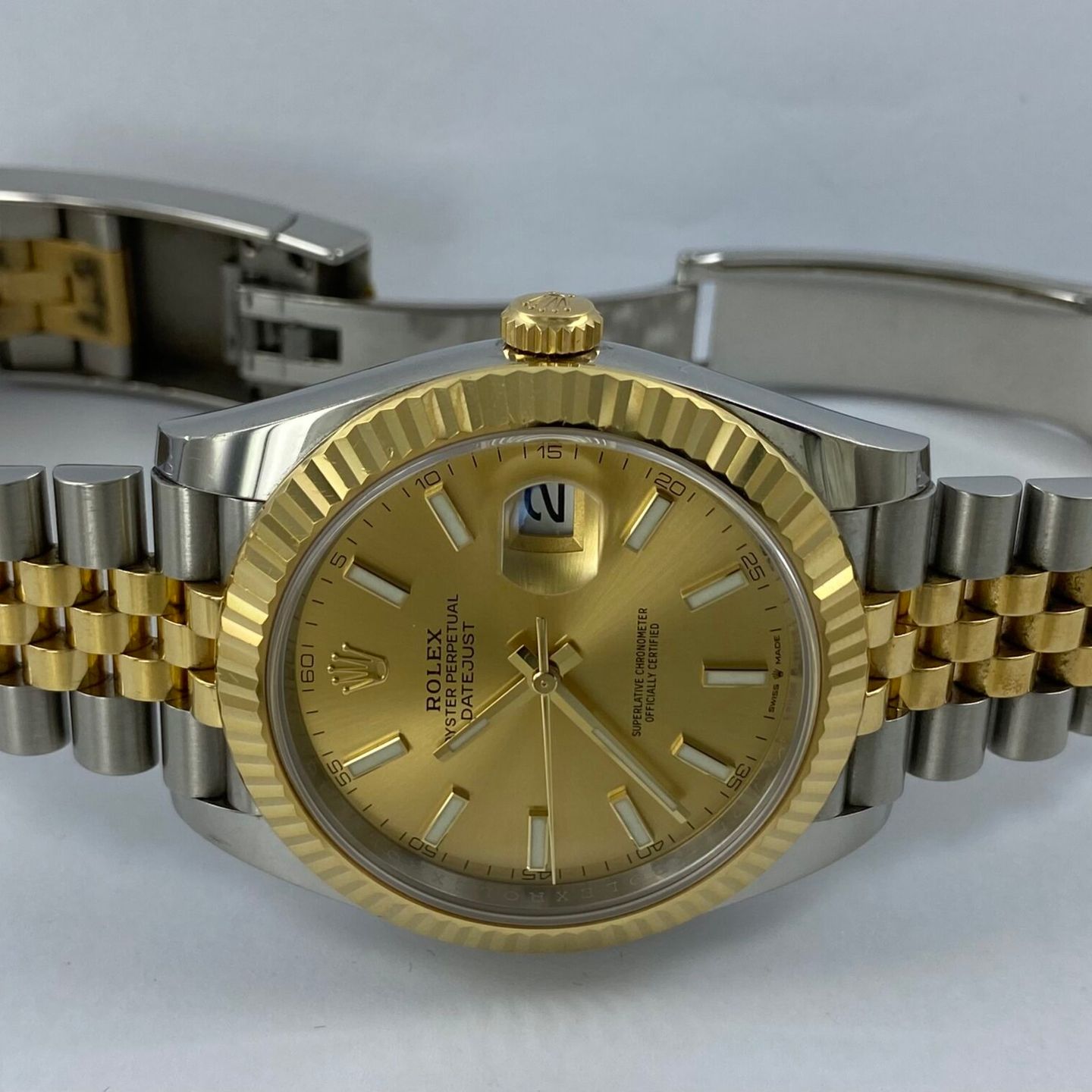 Rolex Datejust 41 126333 (2023) - Champagne dial 41 mm Gold/Steel case (2/7)