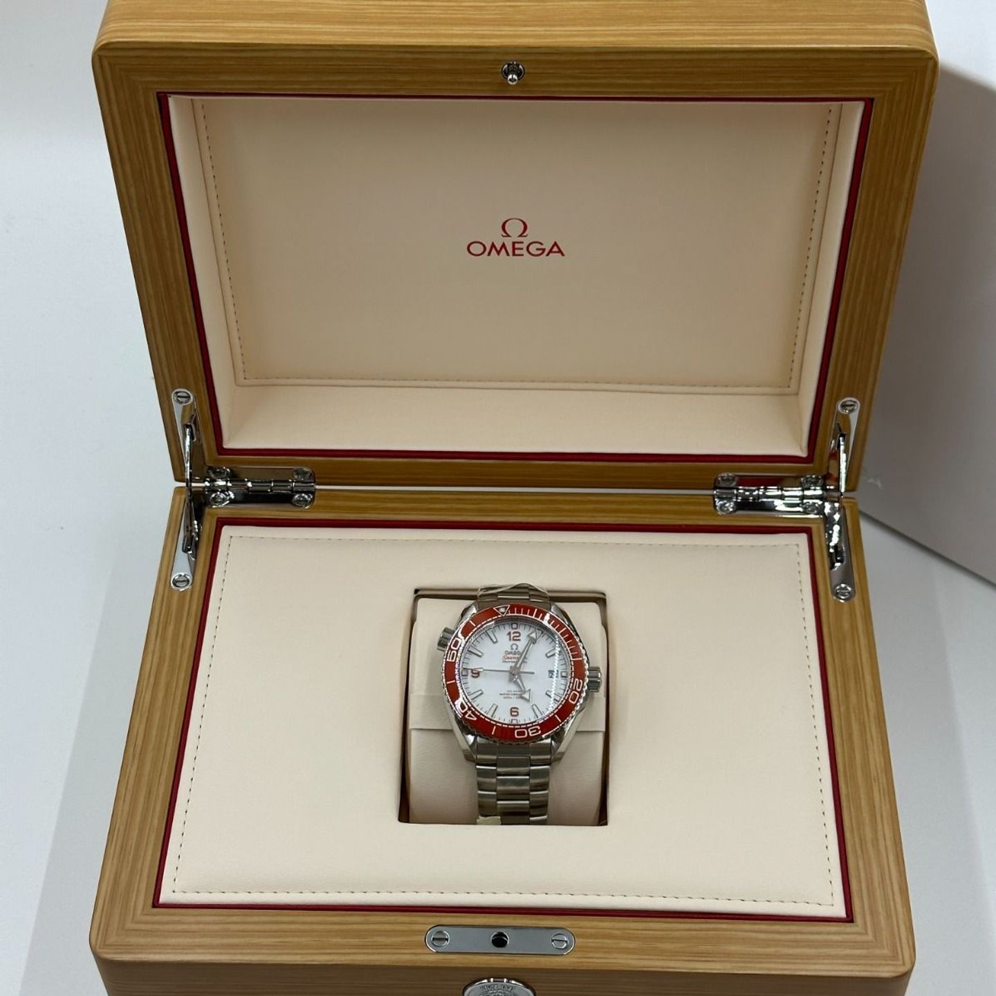 Omega Seamaster Planet Ocean 215.30.44.21.04.001 (2024) - White dial 43 mm Steel case (4/8)