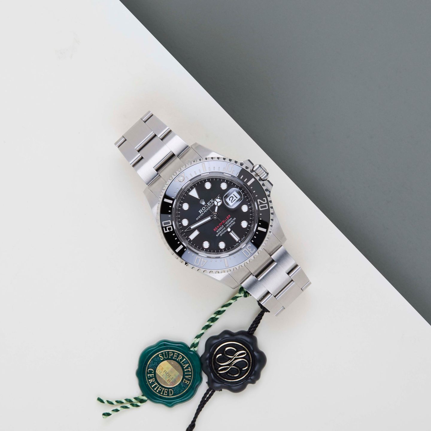 Rolex Sea-Dweller 126600 (2025) - Black dial 43 mm Steel case (2/8)